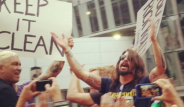 Vídeo: Manifestación contra Foo Fighters se convierte en fiesta del grupo