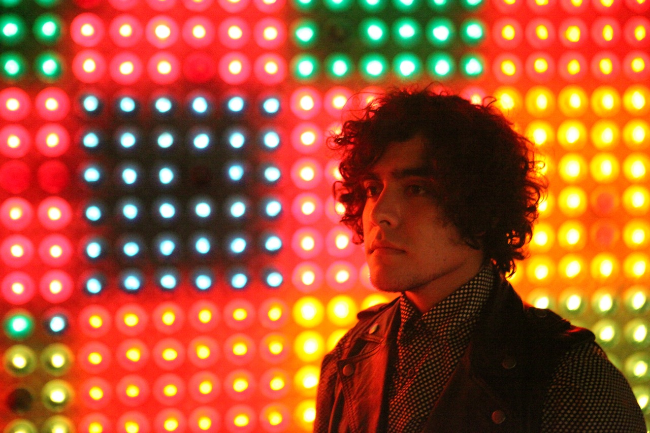 Escucha el nuevo disco de Neon Indian en streaming: "Night School"