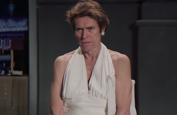 Willem Dafoe luciendo piernas como Marylin Monroe