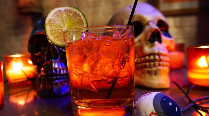 El delirante imaginario de Tim Burton hecho bar