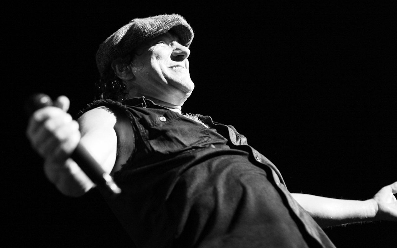 Brian Johnson habla de su baja en AC/DC