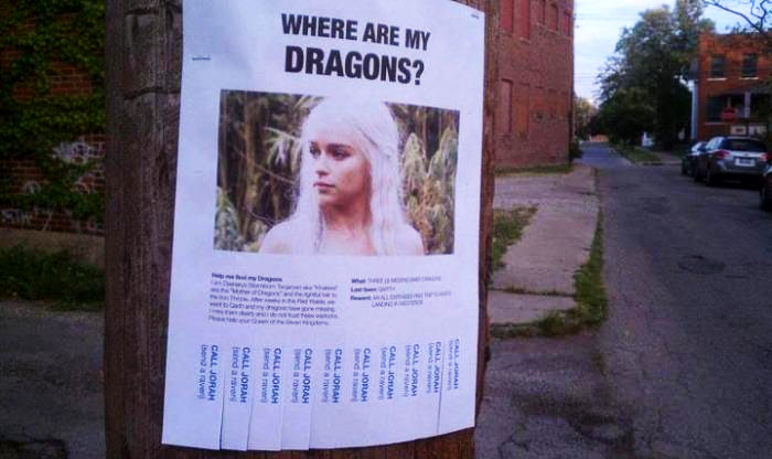 Emilia Clarke se parodia a sí misma.