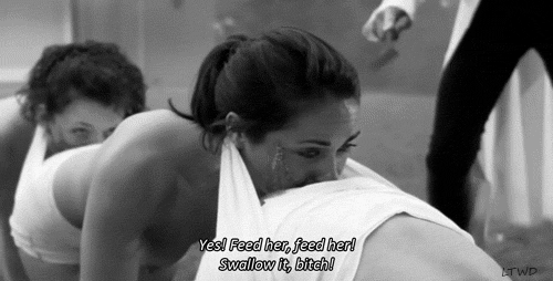 Profesor expulsado por poner El Ciempiés Humano 2 a sus alumnas