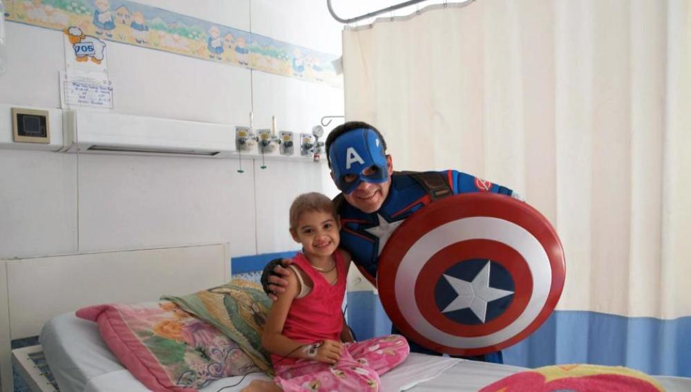 Médico se disfraza de superhéroes para niños enfermos