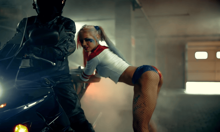 Bailarinas rusas haciendo twerking como Harley Quinn