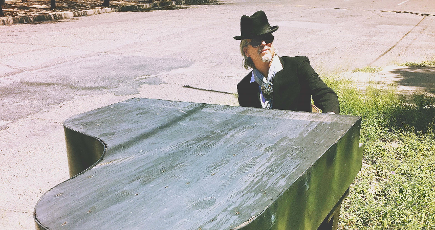 La Sala Clamores trae Howe Gelb Piano Trio