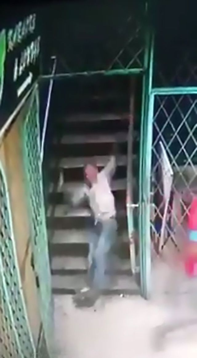 El fantasma que arroja a la gente por la escalera