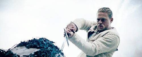 Crítica de Rey Arturo: La leyenda de Excalibur, Arturo se vuelve DC