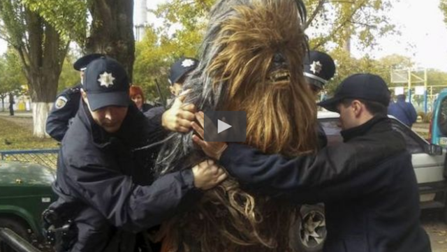 Chewbacca detenido con Darth Vader en el coche