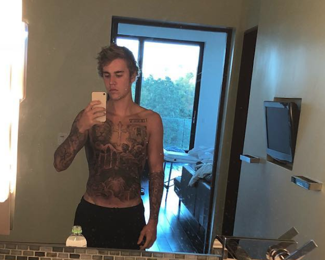 Justin Bieber se ha vuelto loco y se tatúa todo el cuerpo