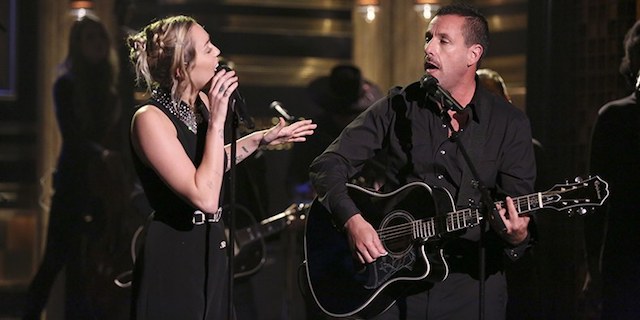 Miley Cyrus y Adam Sandler juntos por las víctimas de Las Vegas