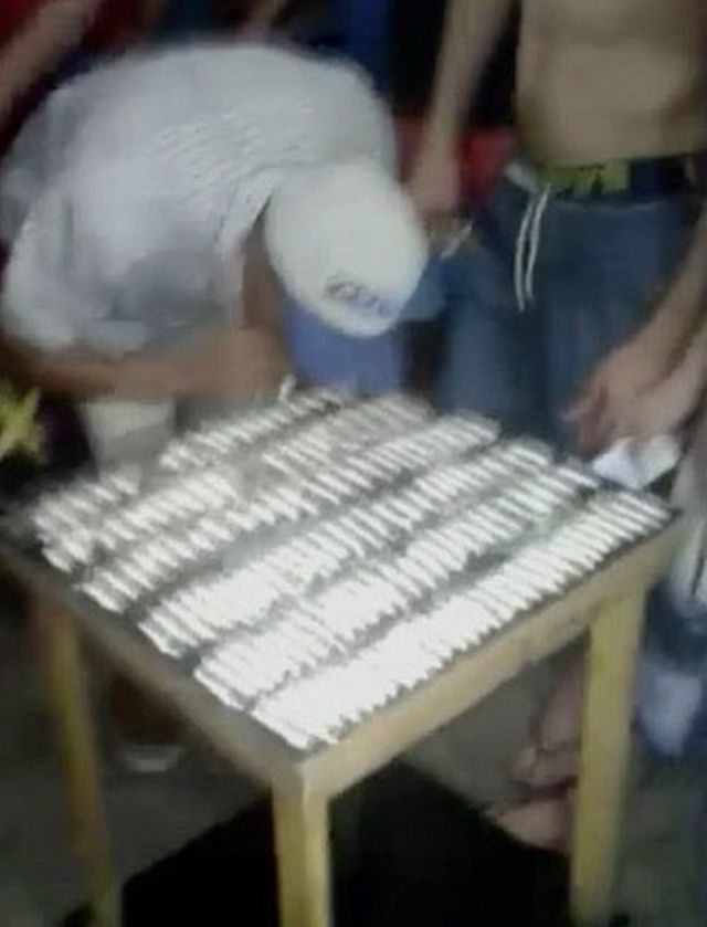 La última moda viral: esnifar 100 rayas de cocaína (en la cárcel)
