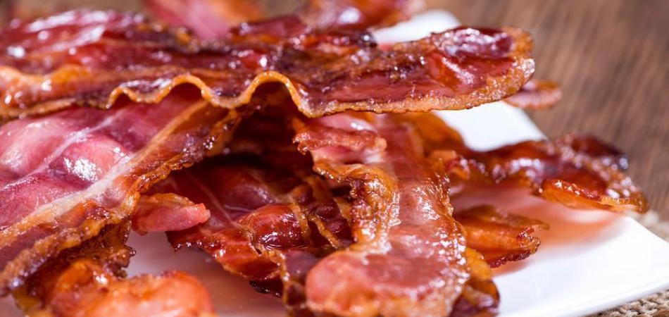 Comer bacon es tan malo como fumar cigarrillos