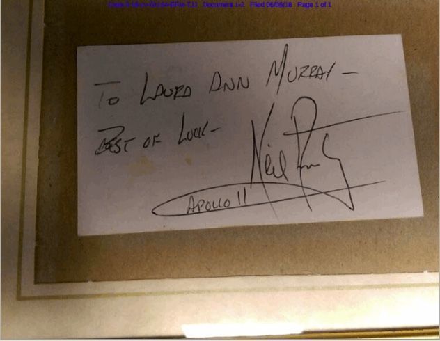 La NASA exige la devolución del polvo lunar de Amstrong