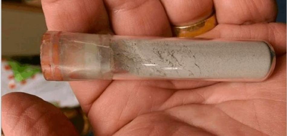 La NASA exige la devolución del polvo lunar de Amstrong