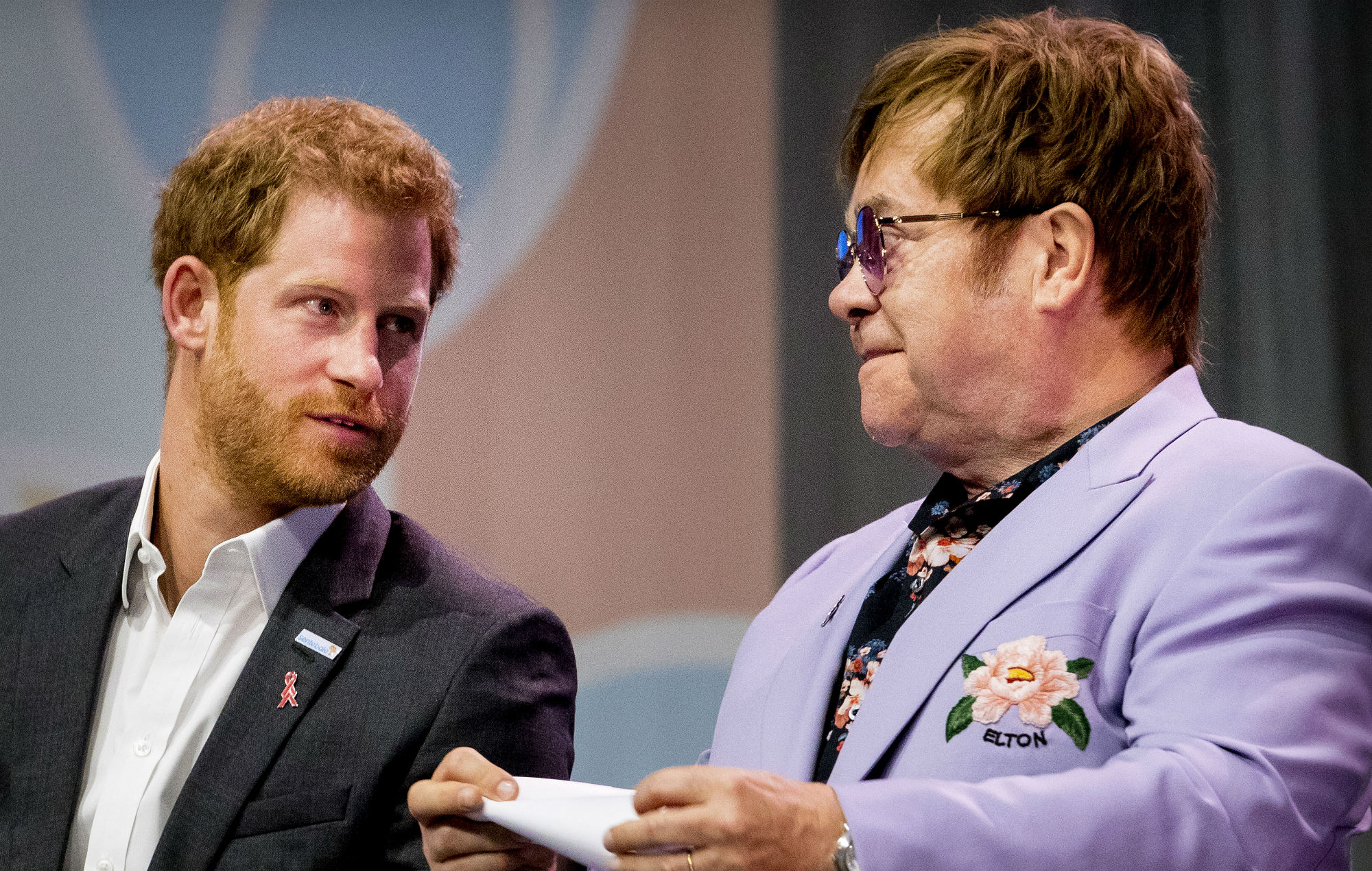 Elton John defiende a Harry y Meghan por el uso de un jet privado