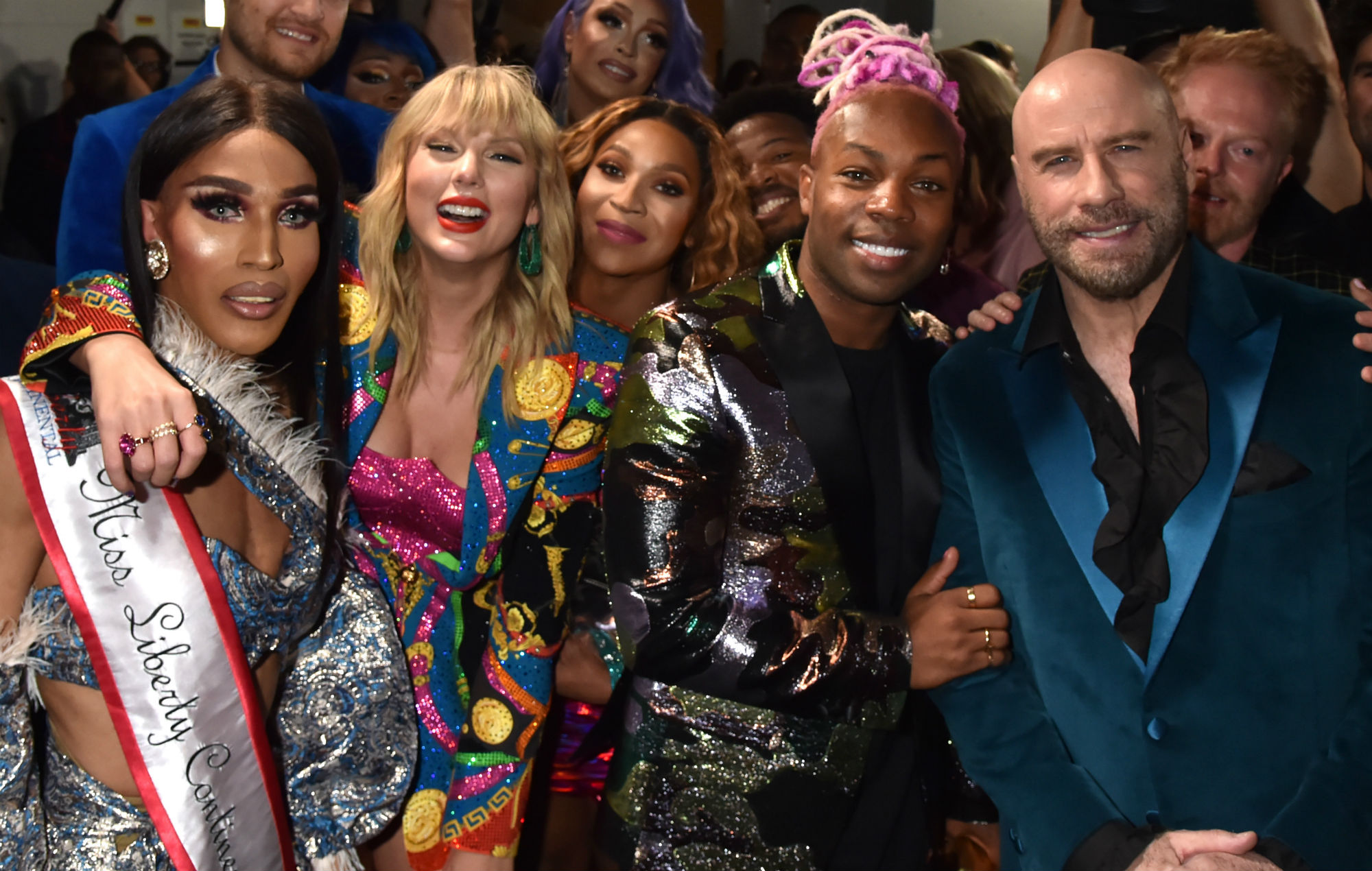 John Travolta confunde a drag queen con Taylor Swift en los MTV 1