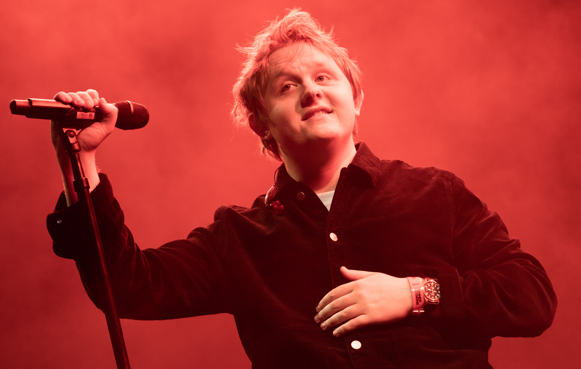 Lewis Capaldi dice a la multitud que se ha "meado encima" durante el concierto de Edimburgo