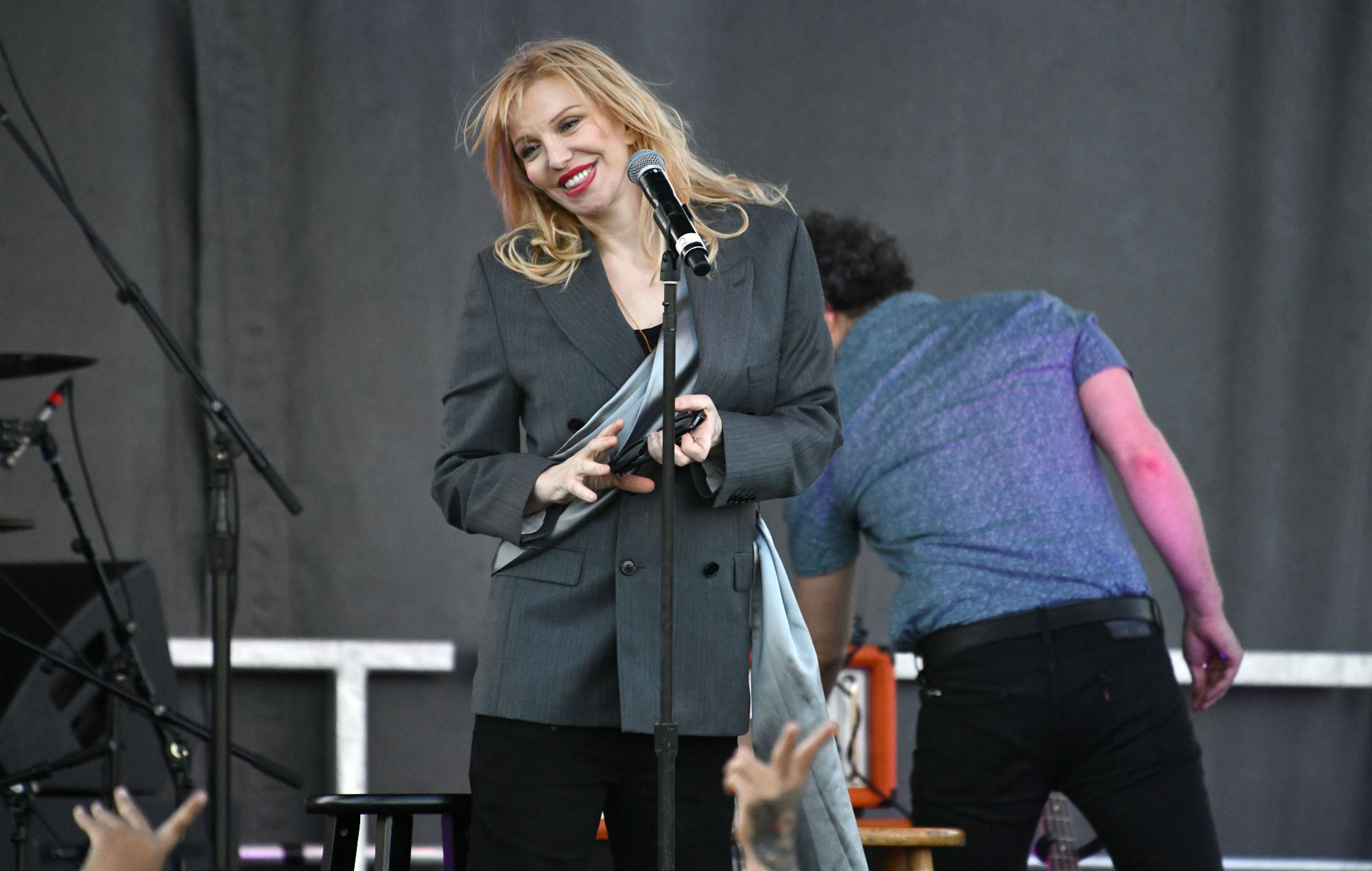 Vean a Courtney Love tocar canciones de Hole en su primer show en vivo en dos años.