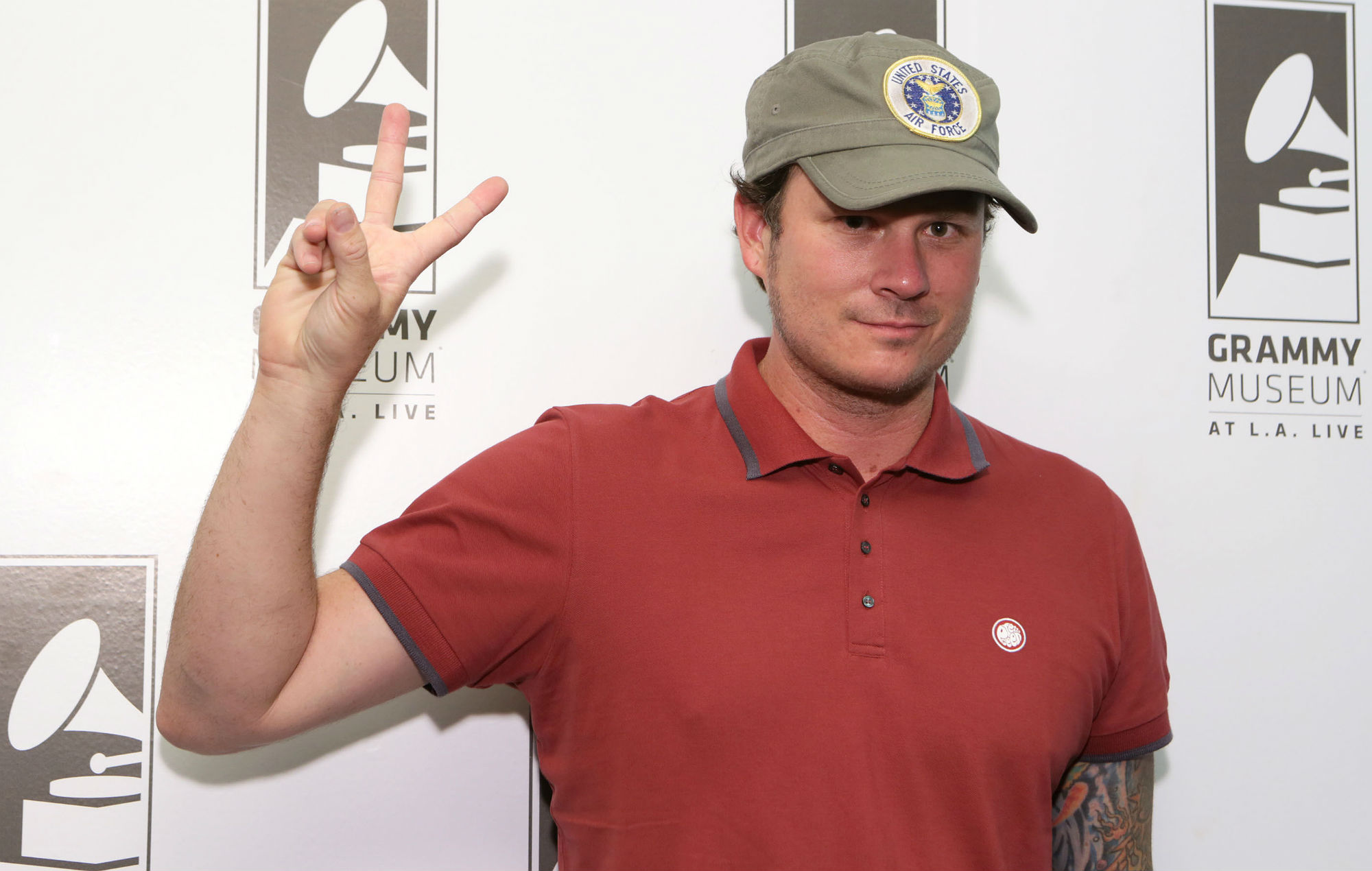 El cantante de Blink publica una serie de videos con OVNIS 1