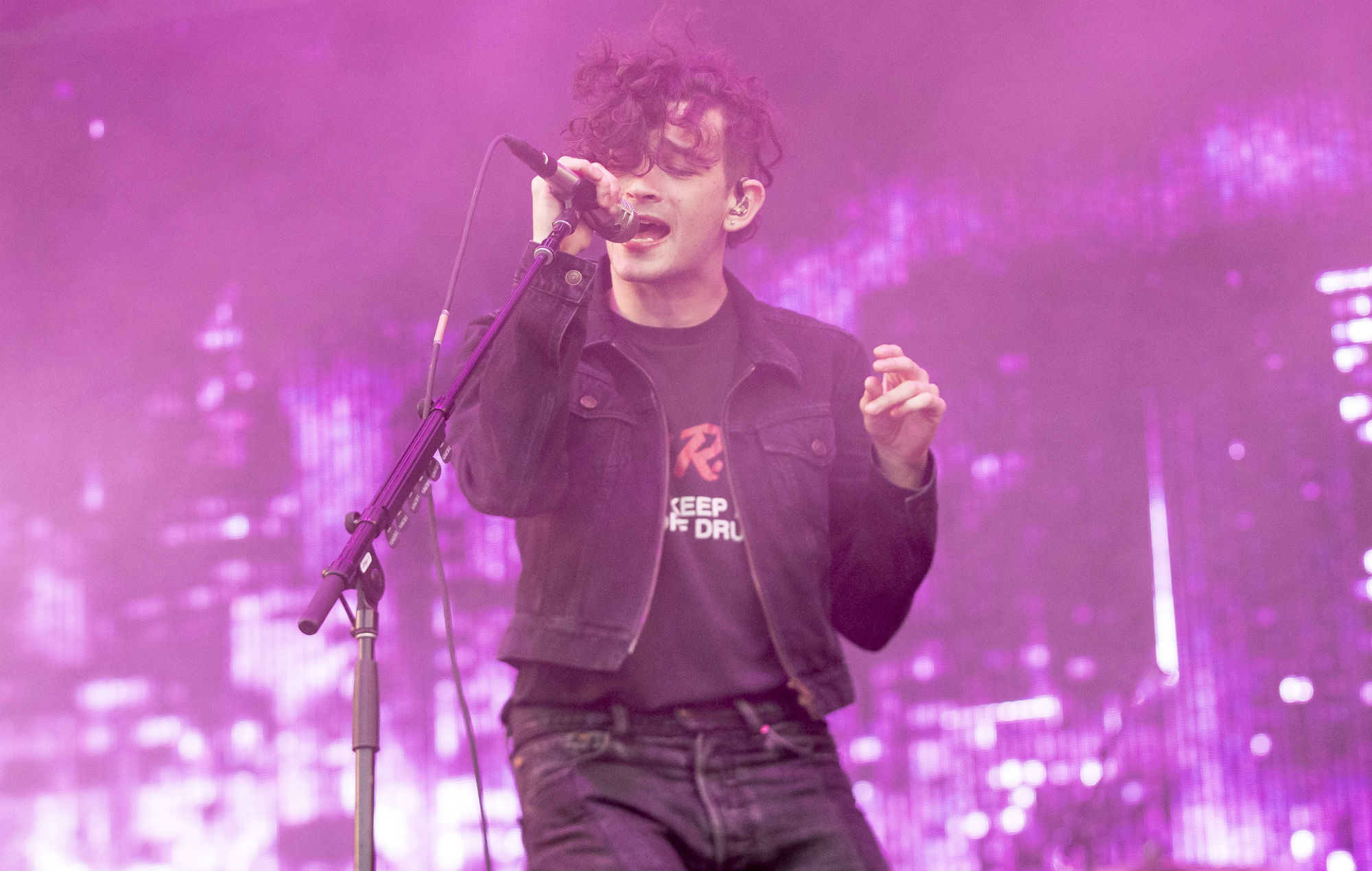 Matty Healy, de 1975, expresa su apoyo a una adolescente iraní que se enfrenta aprisión