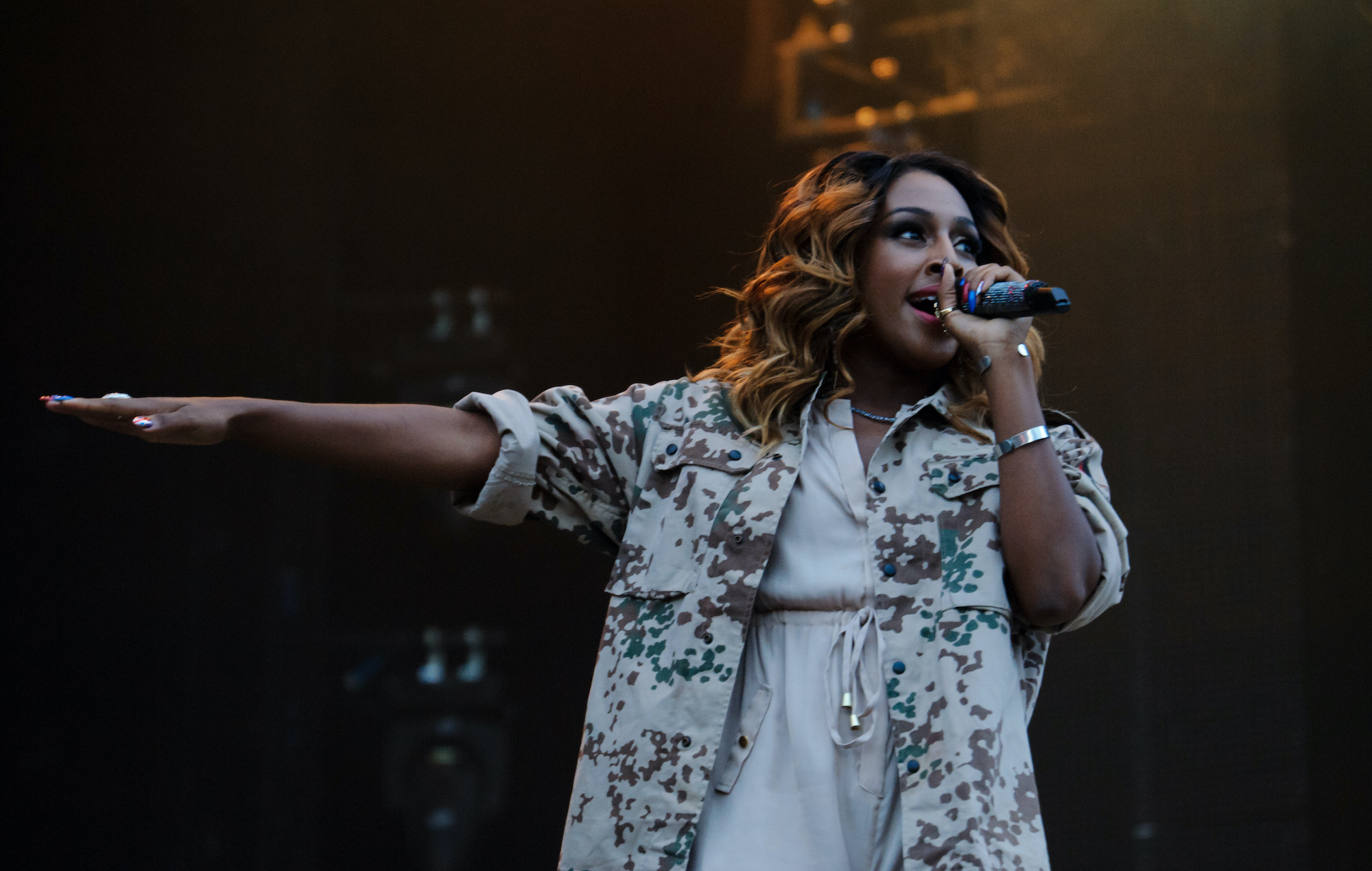 Alexandra Burke tacha de racista a la industria musical