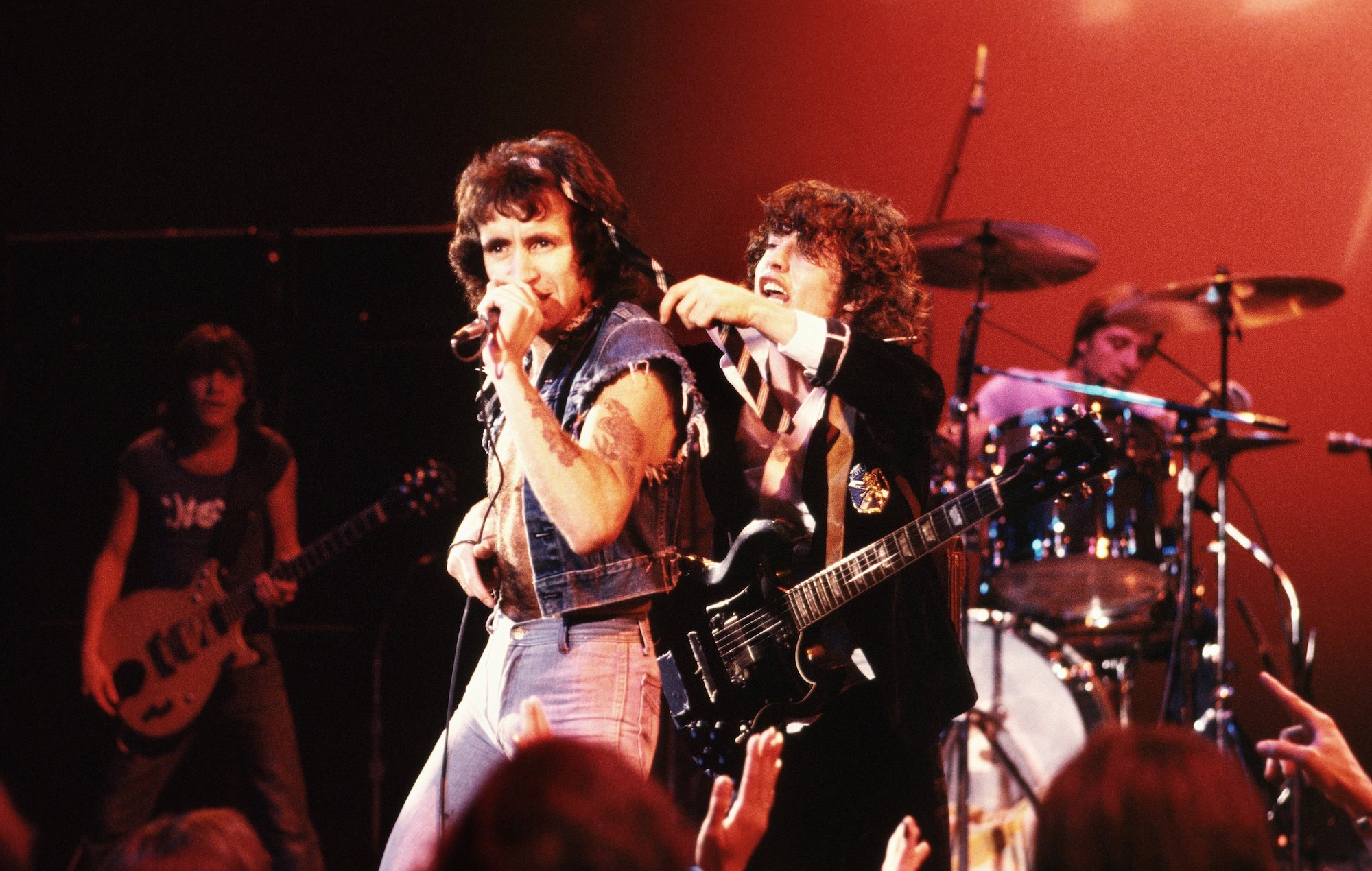 AC/DC reflexionan sobre la escritura de "Back In Black" en memoria de Bon Scott
