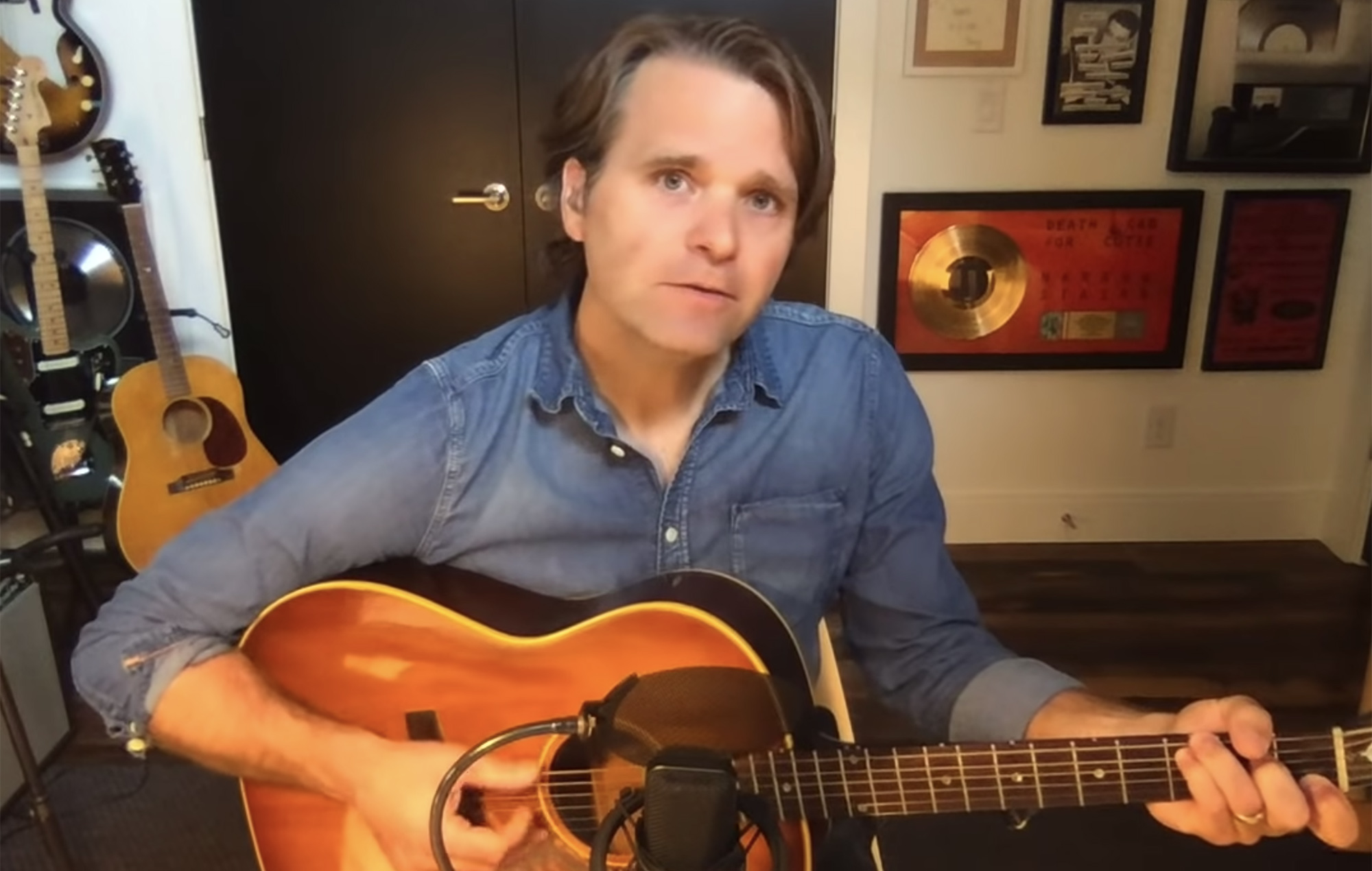 Ben Gibbard interpreta la canción de The Postal Service para celebrar el USPS