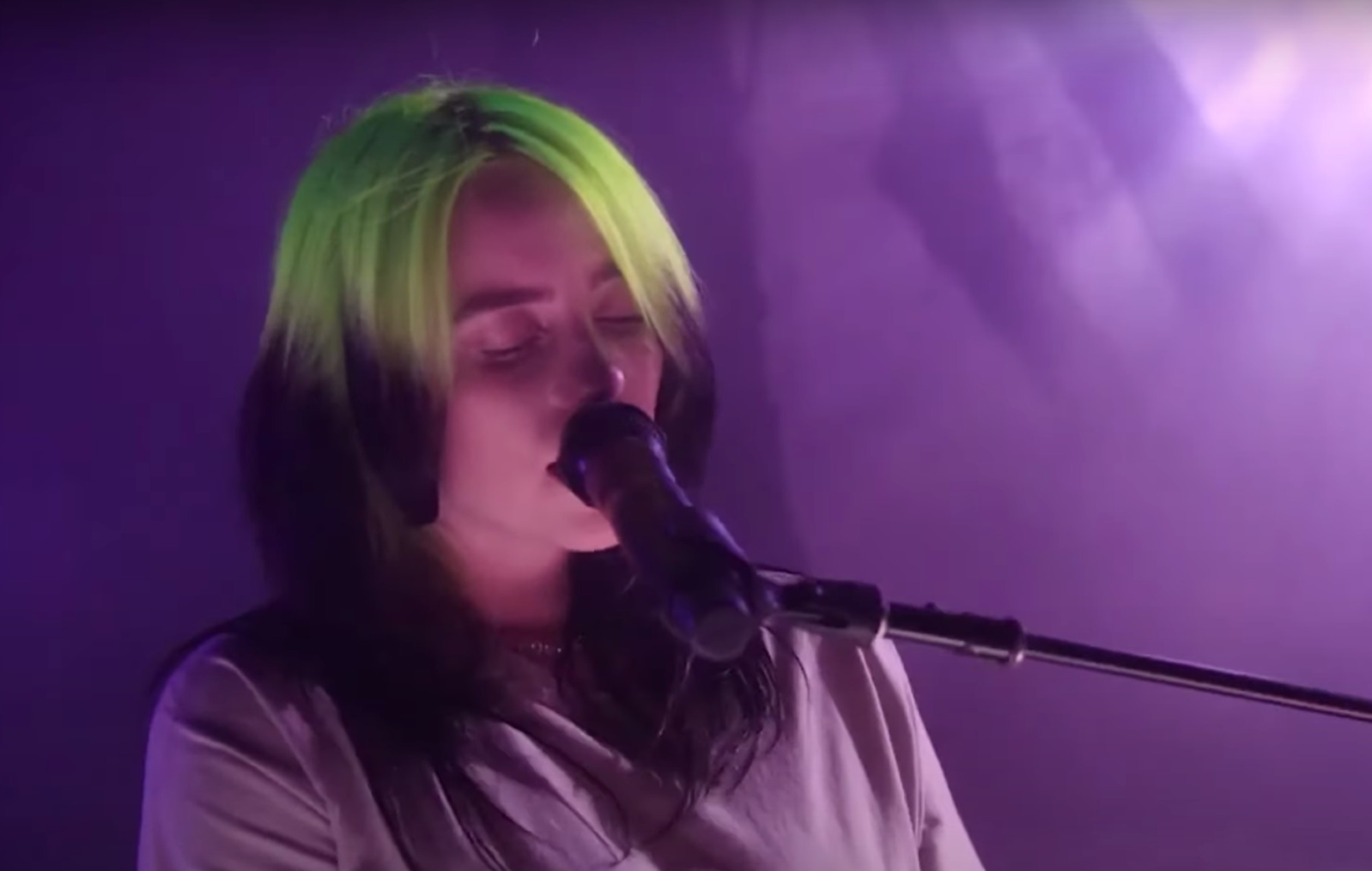 Billie Eilish interpreta 'Mi Futuro' por primera vez en la Convención Nacional Demócrata