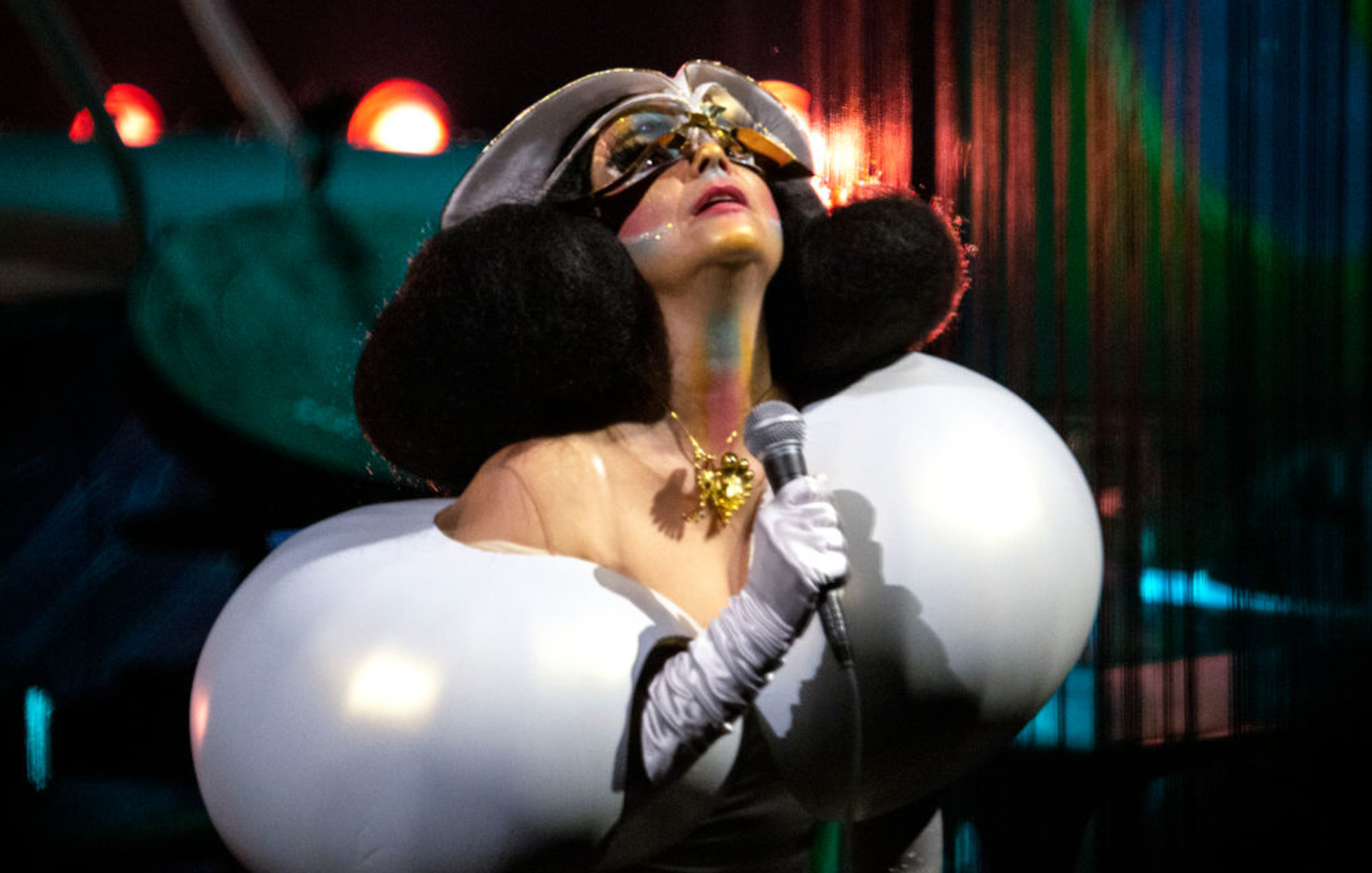 Björk pospone la serie de emisiones en vivo de Orkestral hasta el 2021.