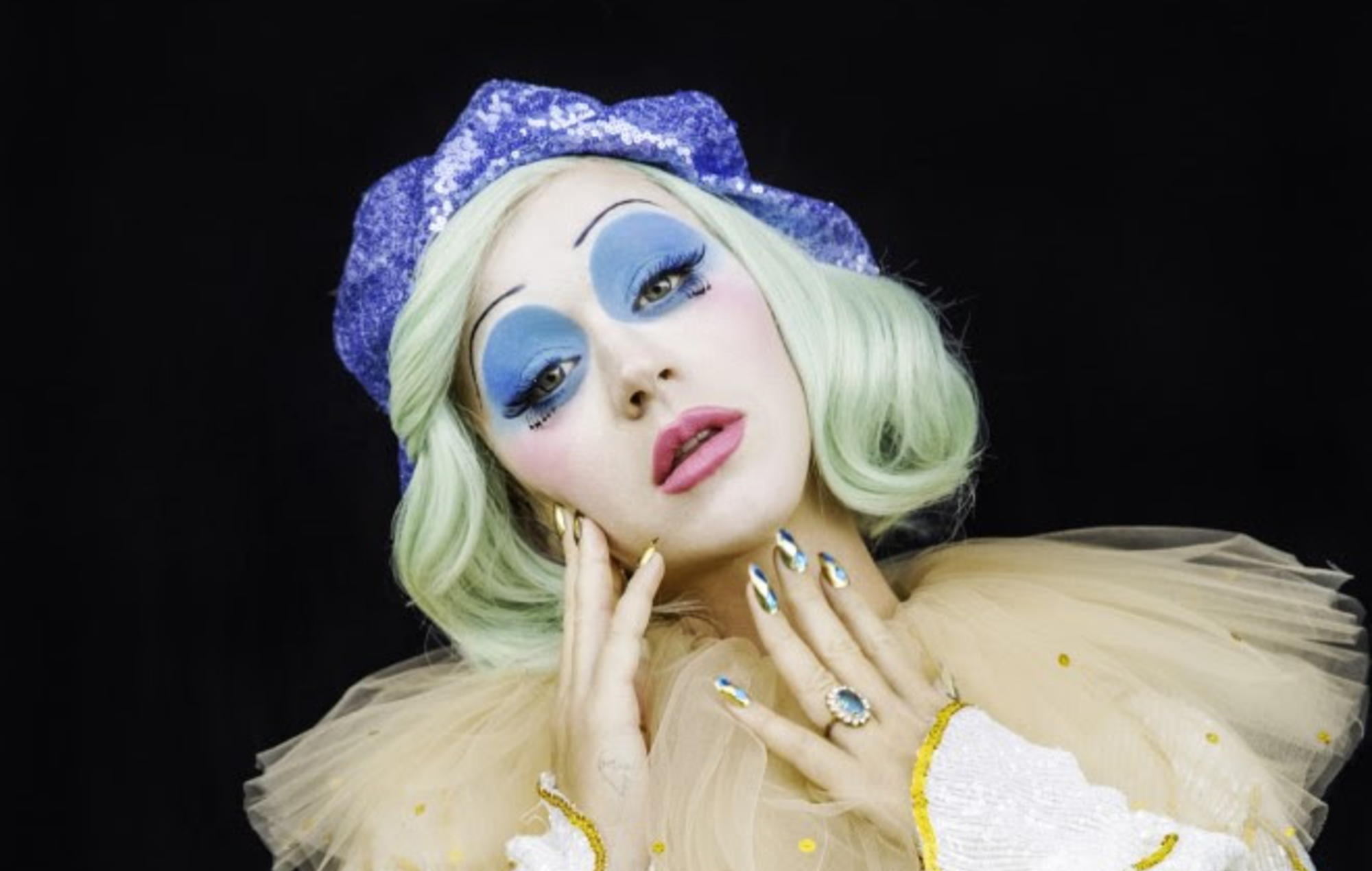 Katy Perry comparte el video musical oficial del último sencillo 'Smile'.