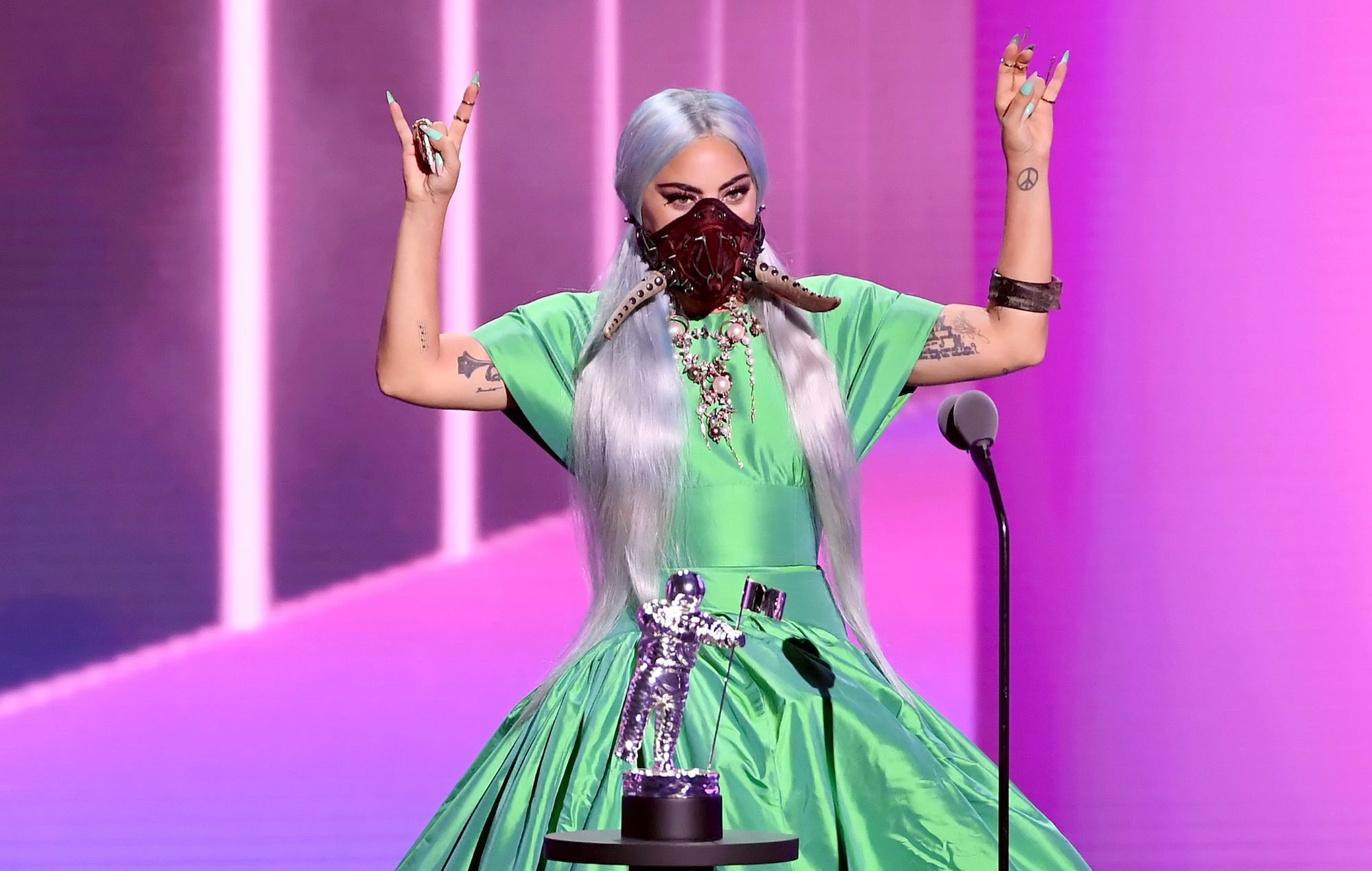 Lady Gaga comparte palabras de esperanza en los VMAs de MTV 2020: 