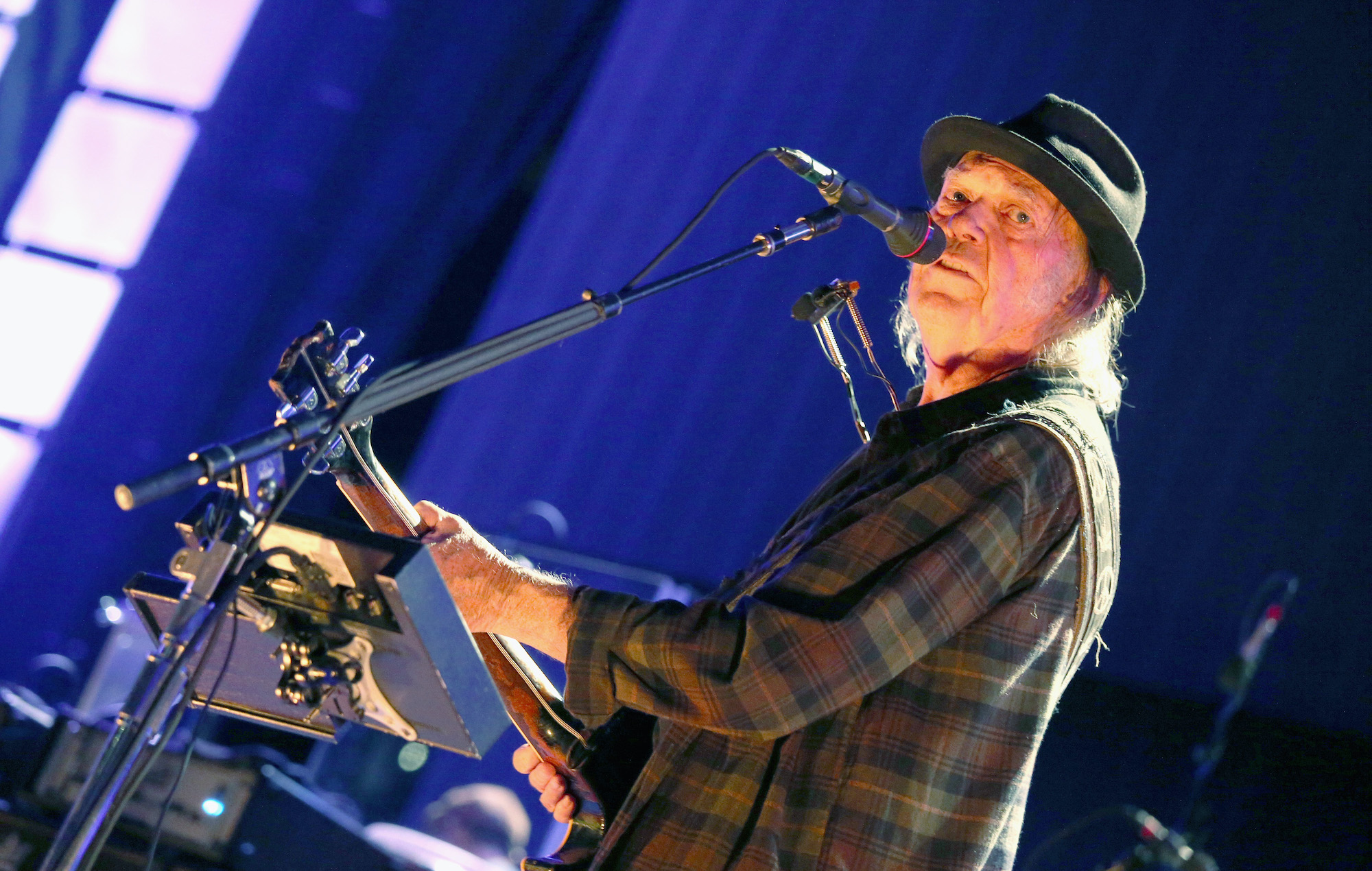 Neil Young casi hizo un cameo en "Casi Famoso