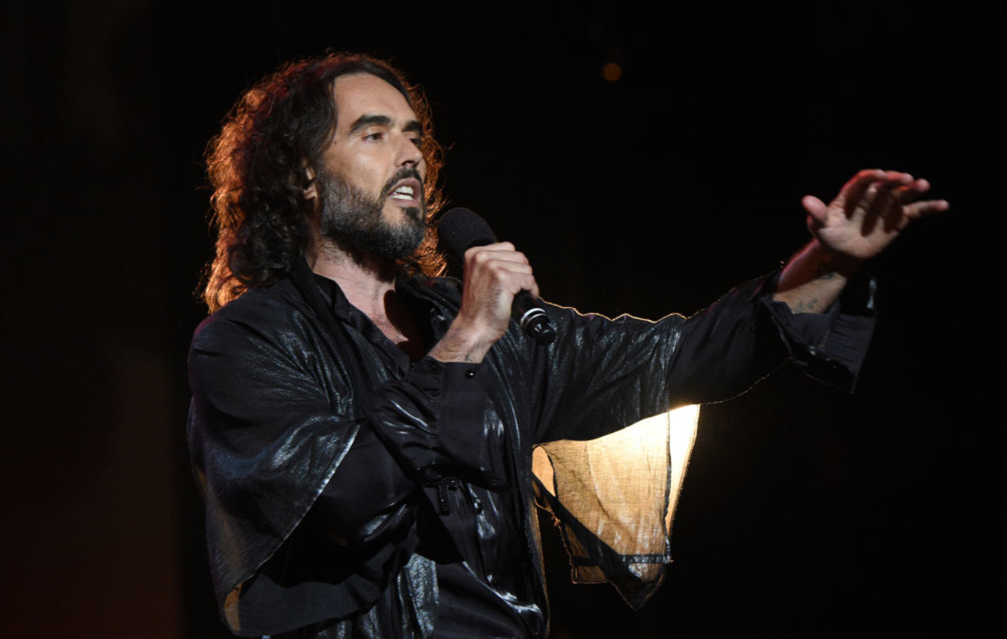 Russell Brand acusado de "mansplaining" feminismo tras la crítica de la AMP.