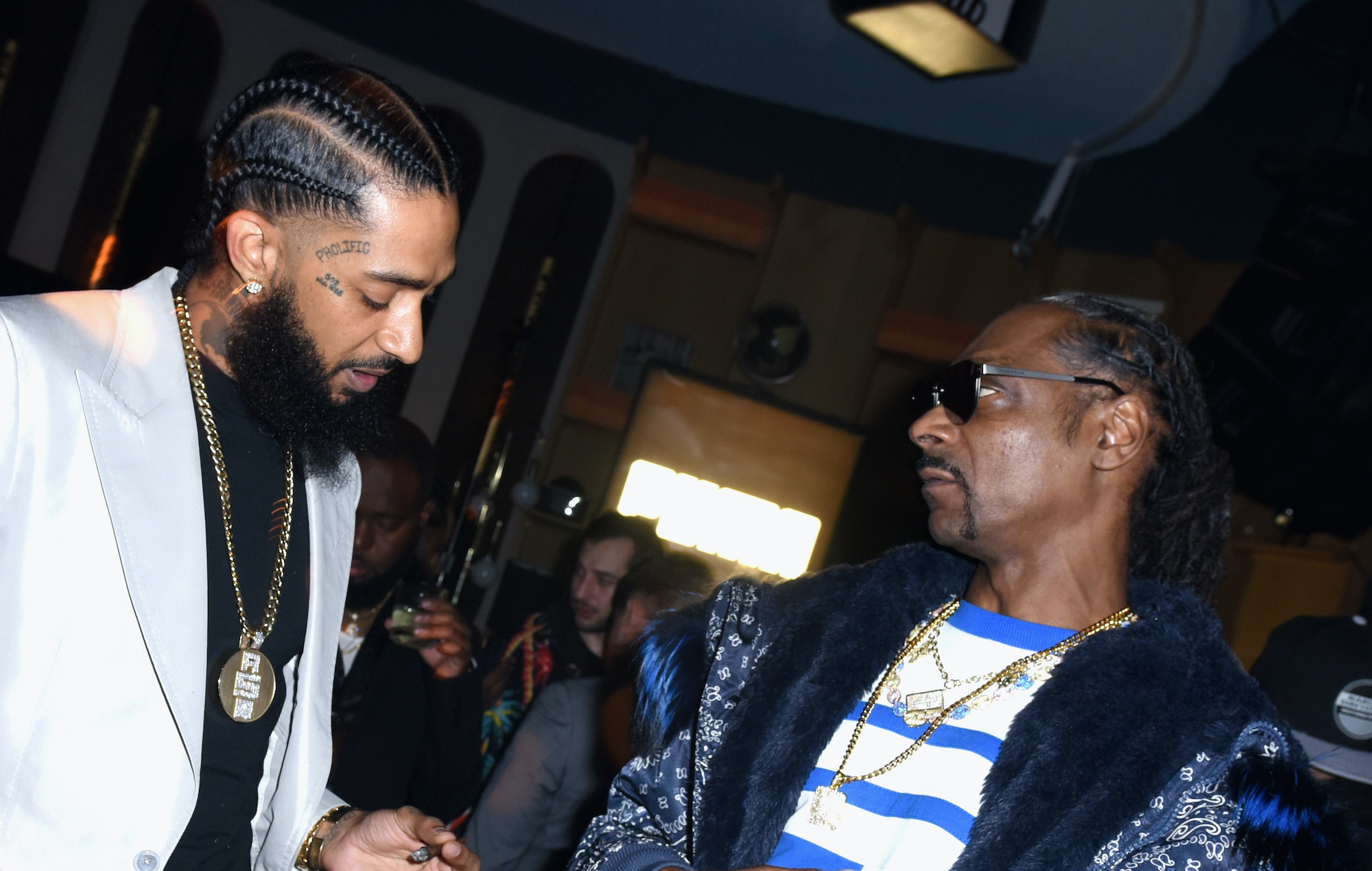 Snoop Dogg comparte la canción tributo a Nipsey Hussle, 'Nipsey Blue'.