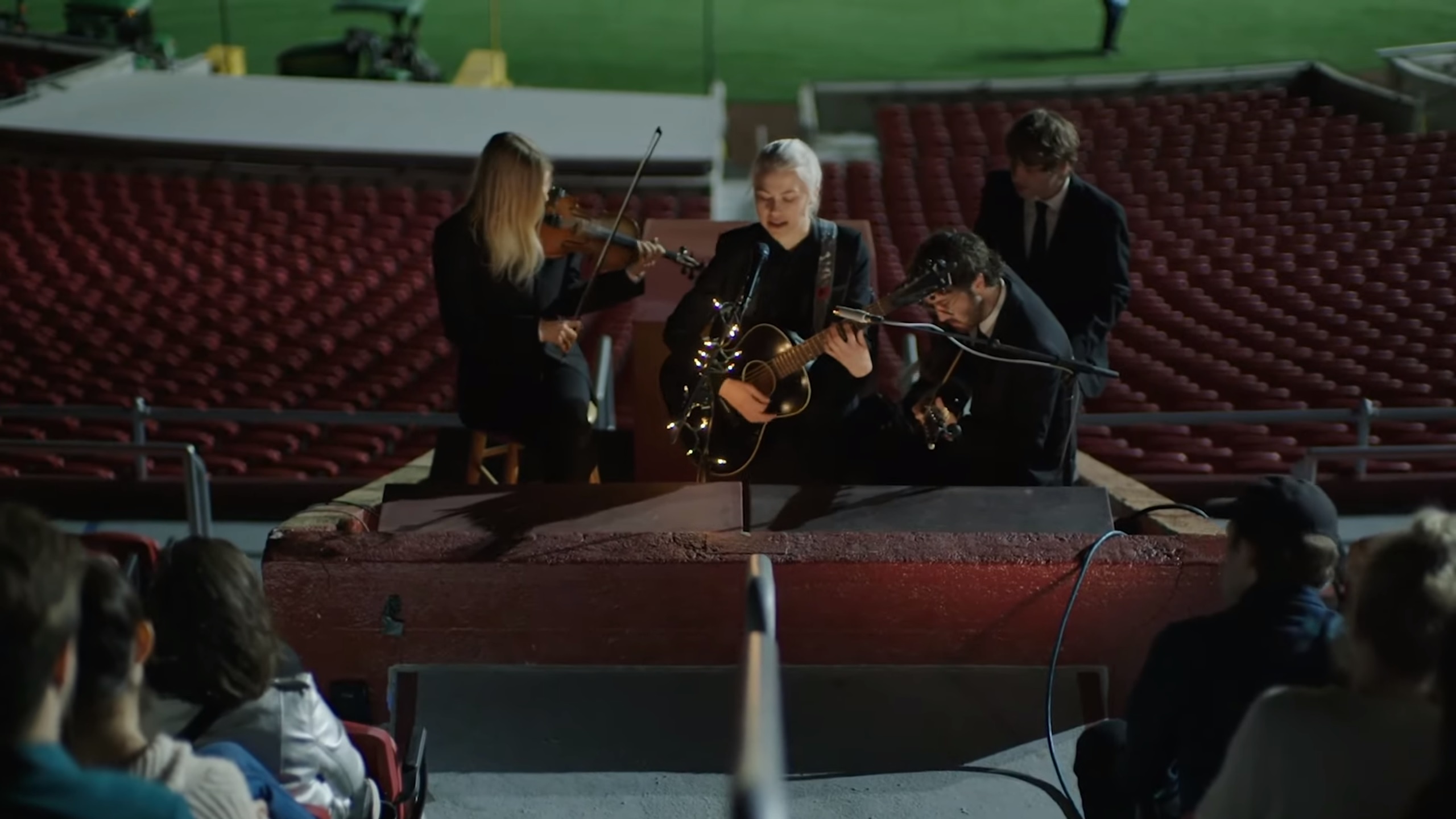 Vea a Phoebe Bridgers en la UCI y en Halloween en el Coliseo de L.A.