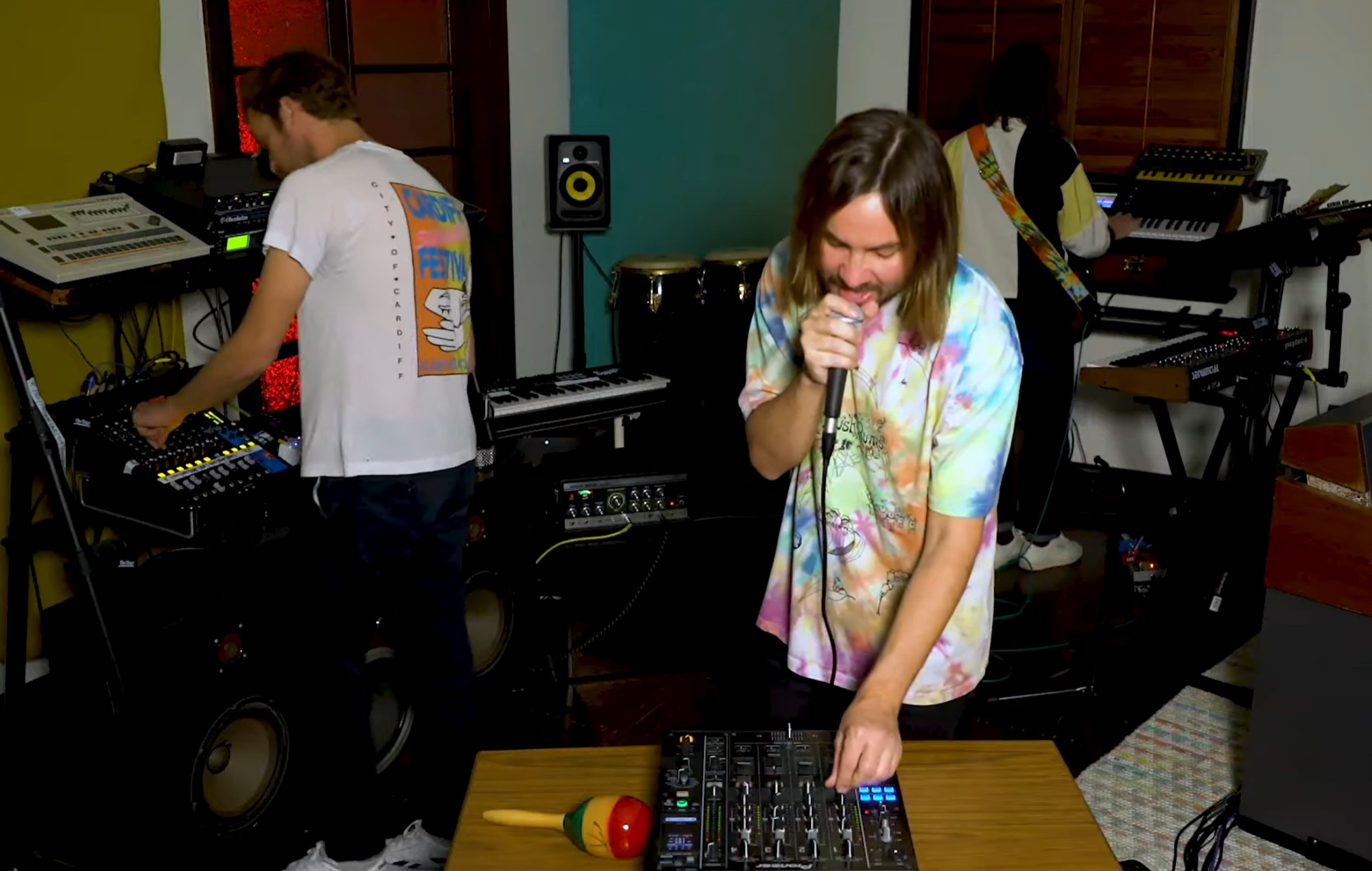 Vea a Tame Impala realizar un concierto remoto de Tiny Desk