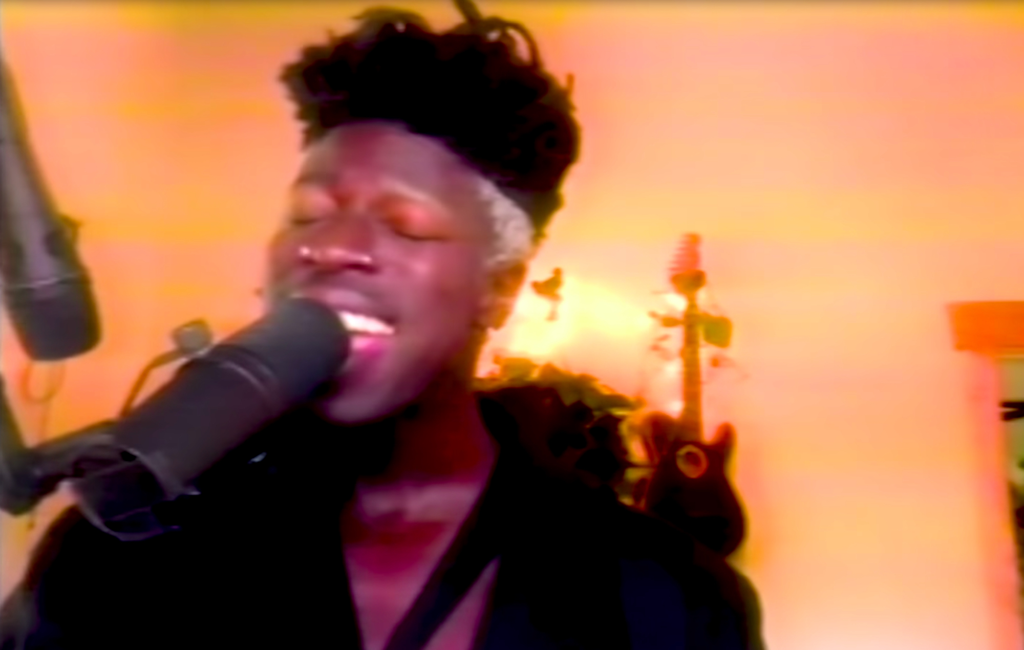 Ver a Moses Sumney realizar su Concierto de Escritorio Pequeño desde su casa | NME