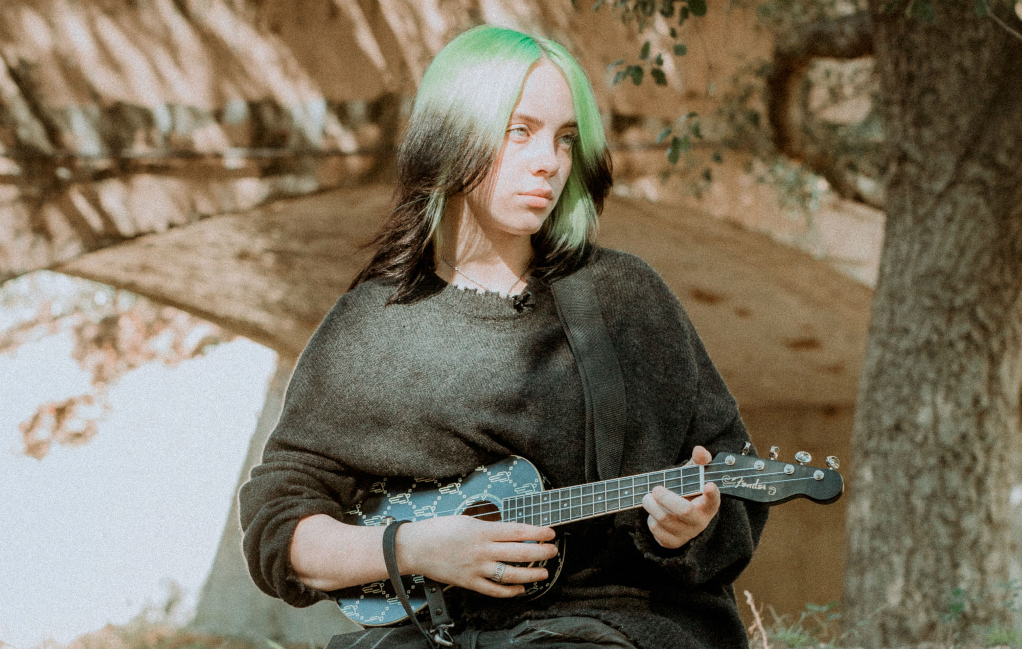 Billie Eilish se asocia con Fender para lanzar un nuevo ukelele