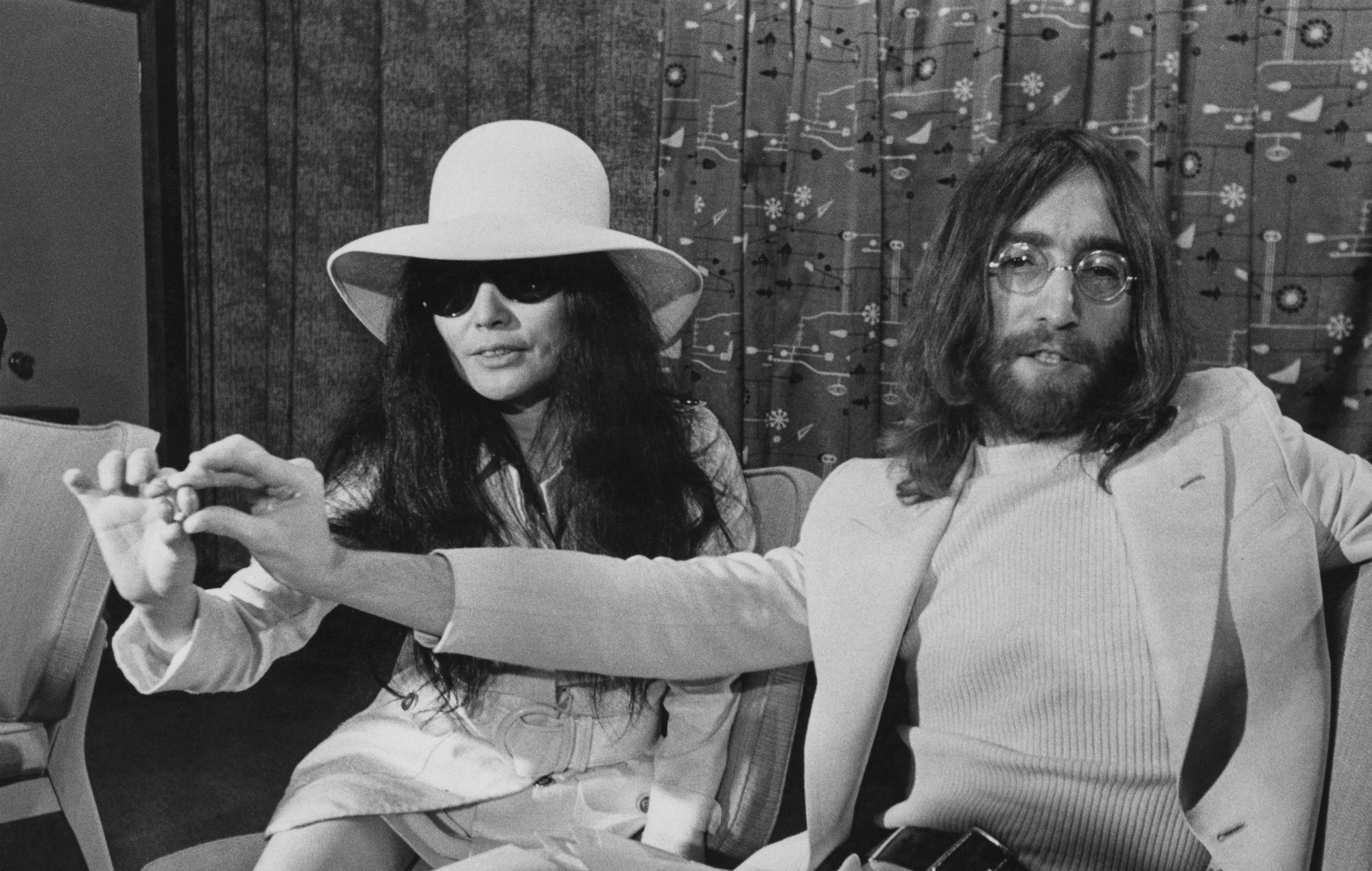 El asesino de John Lennon, Mark Chapman, se disculpa con Yoko Ono "acto atroz".  |  Cultura