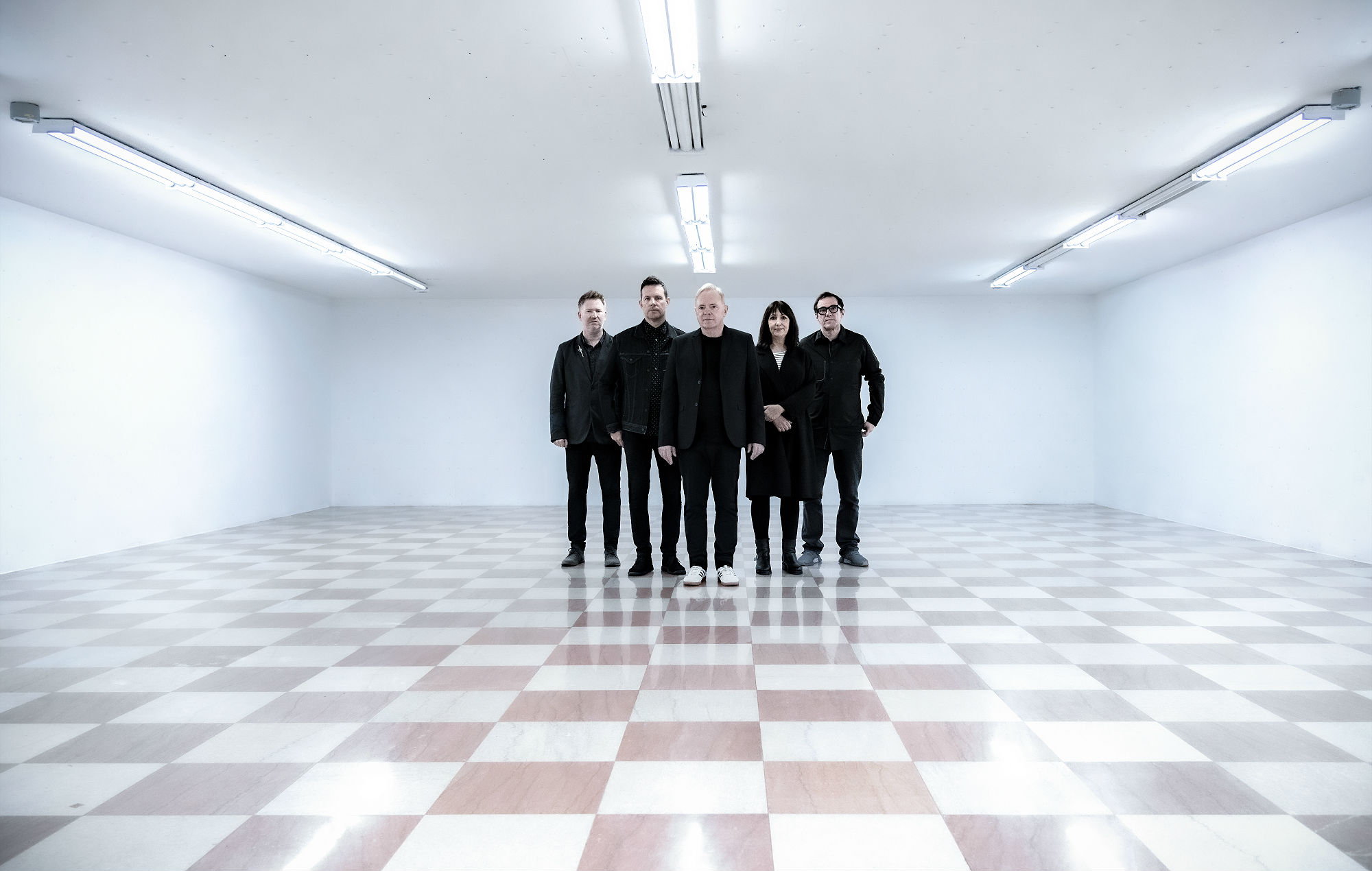 Escuchen el nuevo single celestial de New Order 'Be A Rebel'.