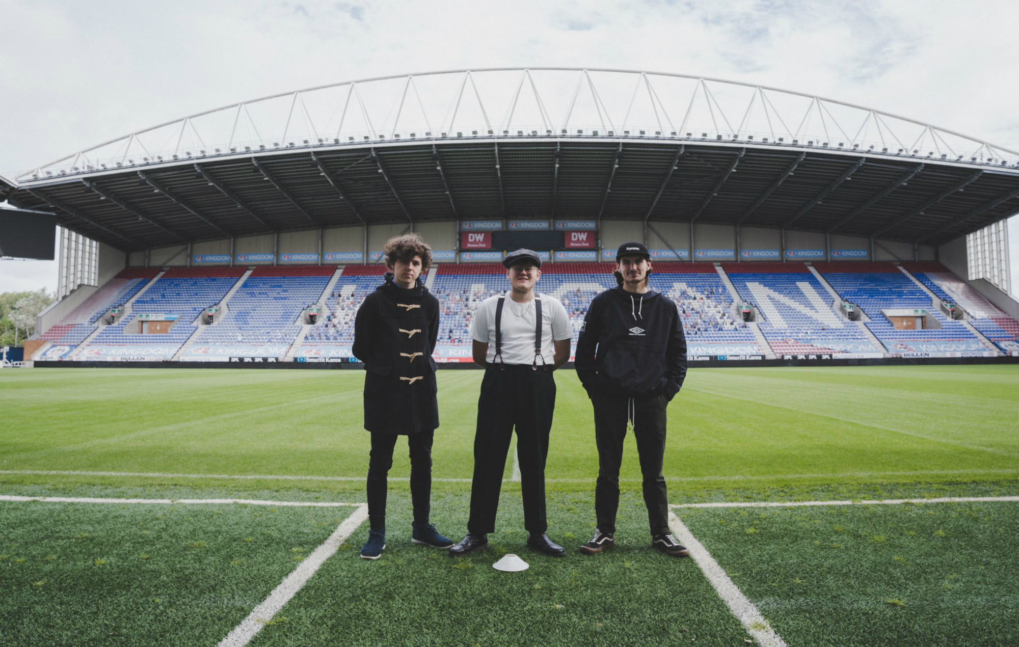 Los Lathums están sorteando un vinilo del 'Santo Grial' para ayudar a salvar al Wigan Athletic Football Club.