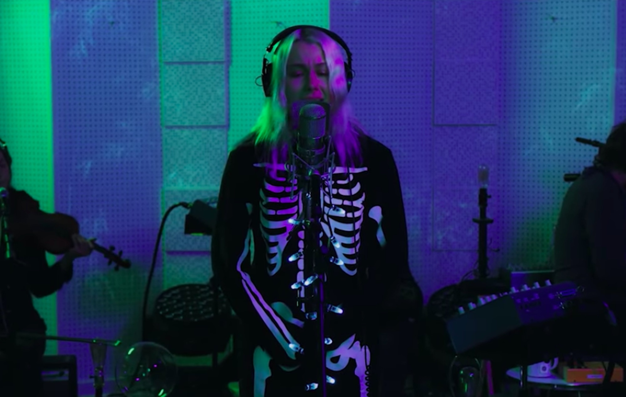 Mira a Phoebe Bridgers traer "Punisher" a "CBS This Morning