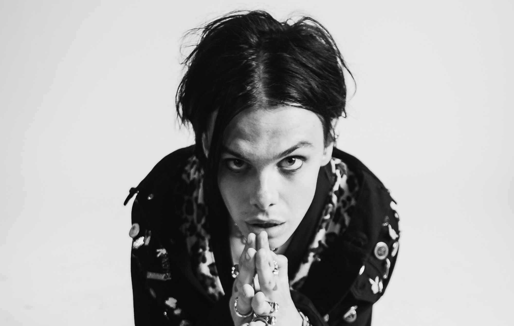 Yungblud anuncia el segundo álbum 'Weird' y comparte 'God Save Me, But Don't Drown Me Out'.