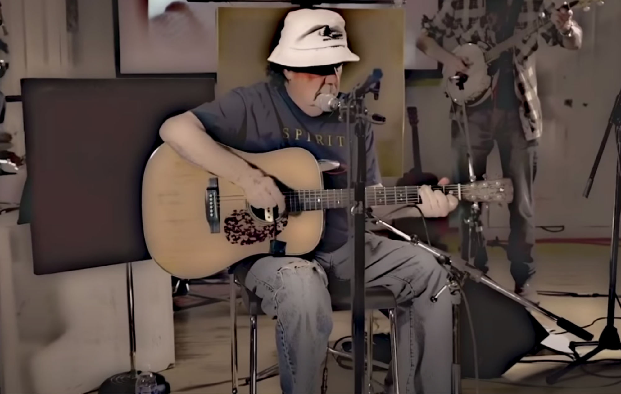 El hermano de Neil Young, Bob, lanza su primer single 'Hey America' a los 78 años.