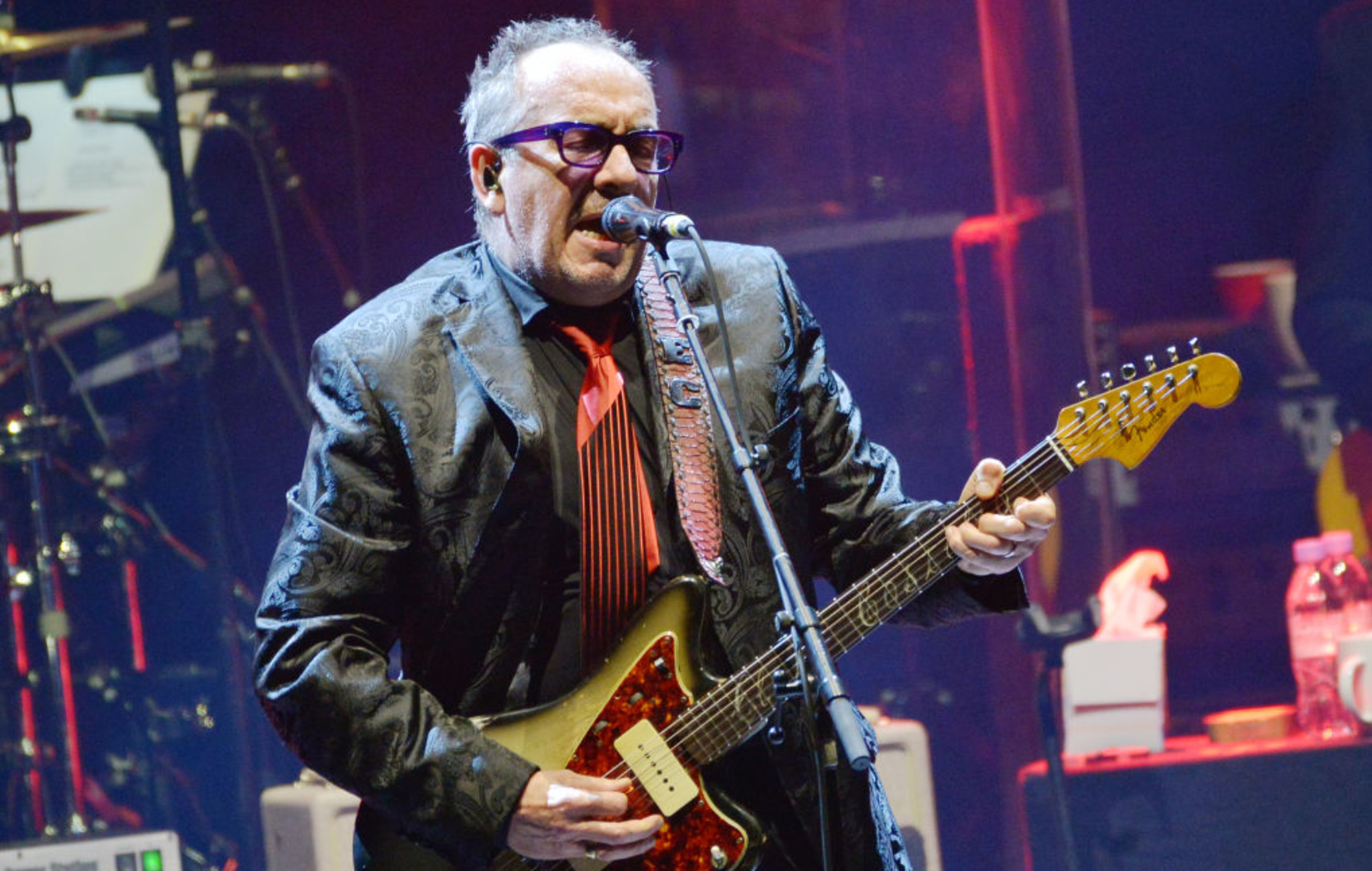 Escuchen la escalofriante nueva canción de Elvis Costello "Newspaper Pane".