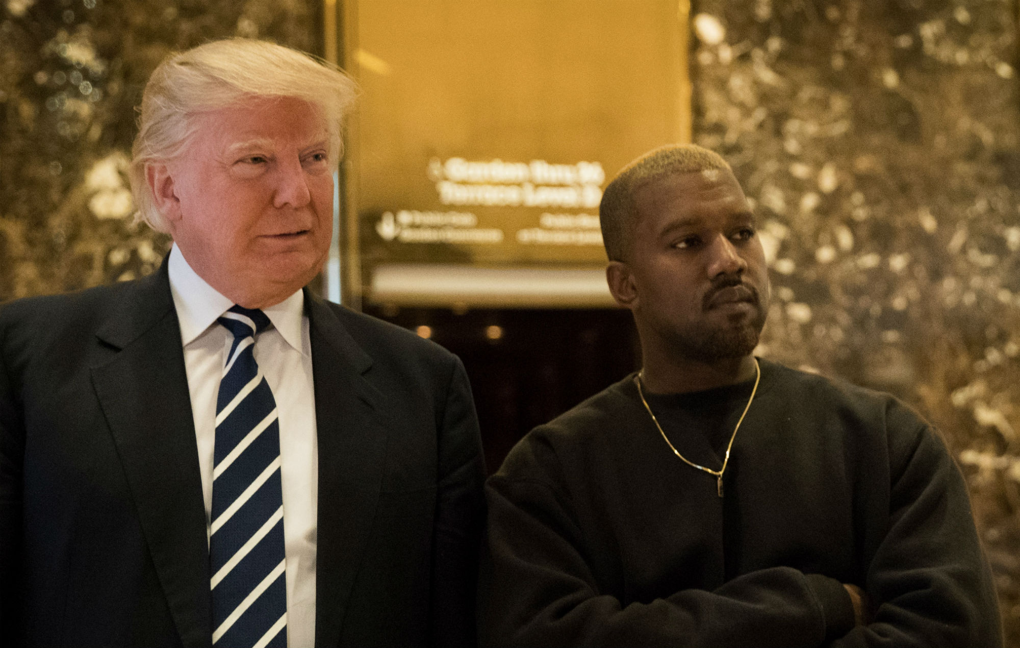 Kanye West reza por Donald y Melania Trump después de que ambos den positivo en el test de coronavirus.