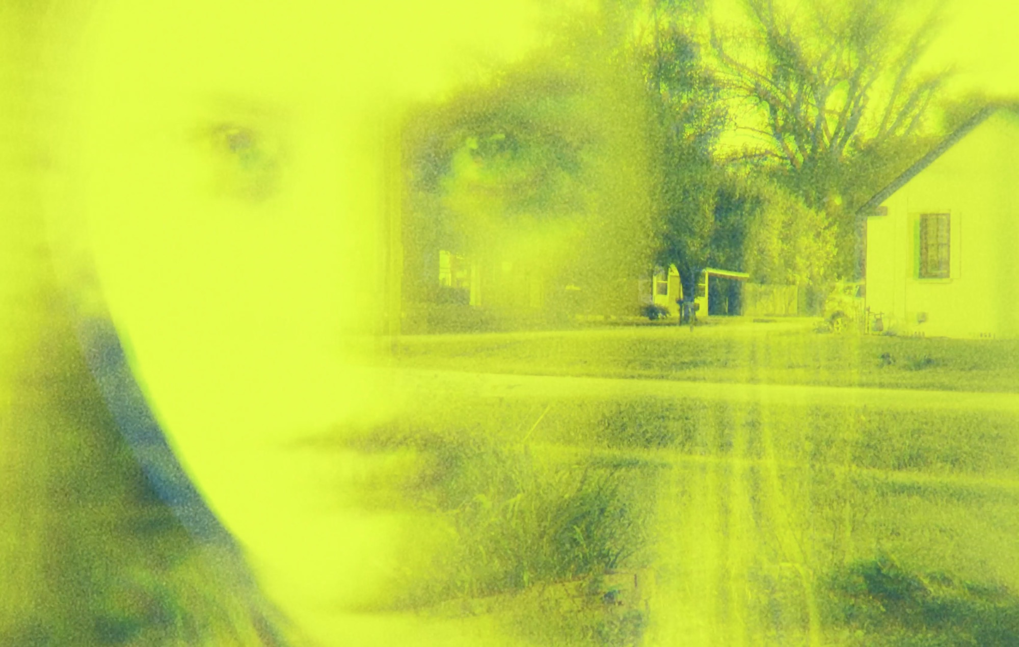 La mamá del fútbol comparte el video de "Arrastrándose en mi piel".