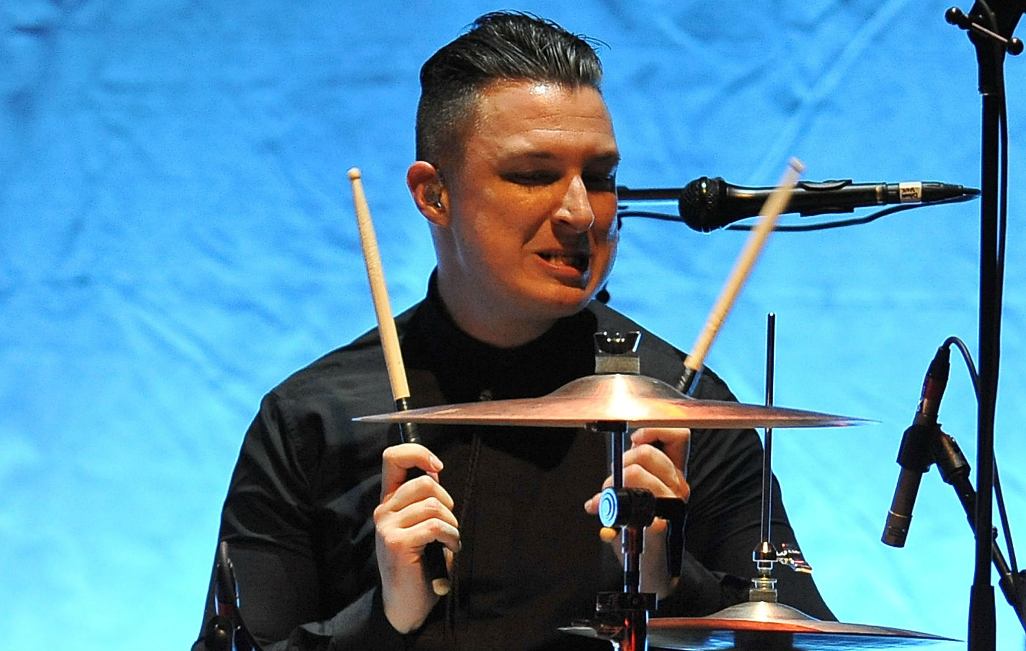 Matt Helders, de los Monos Árticos, fotografiado en el estudio de grabación