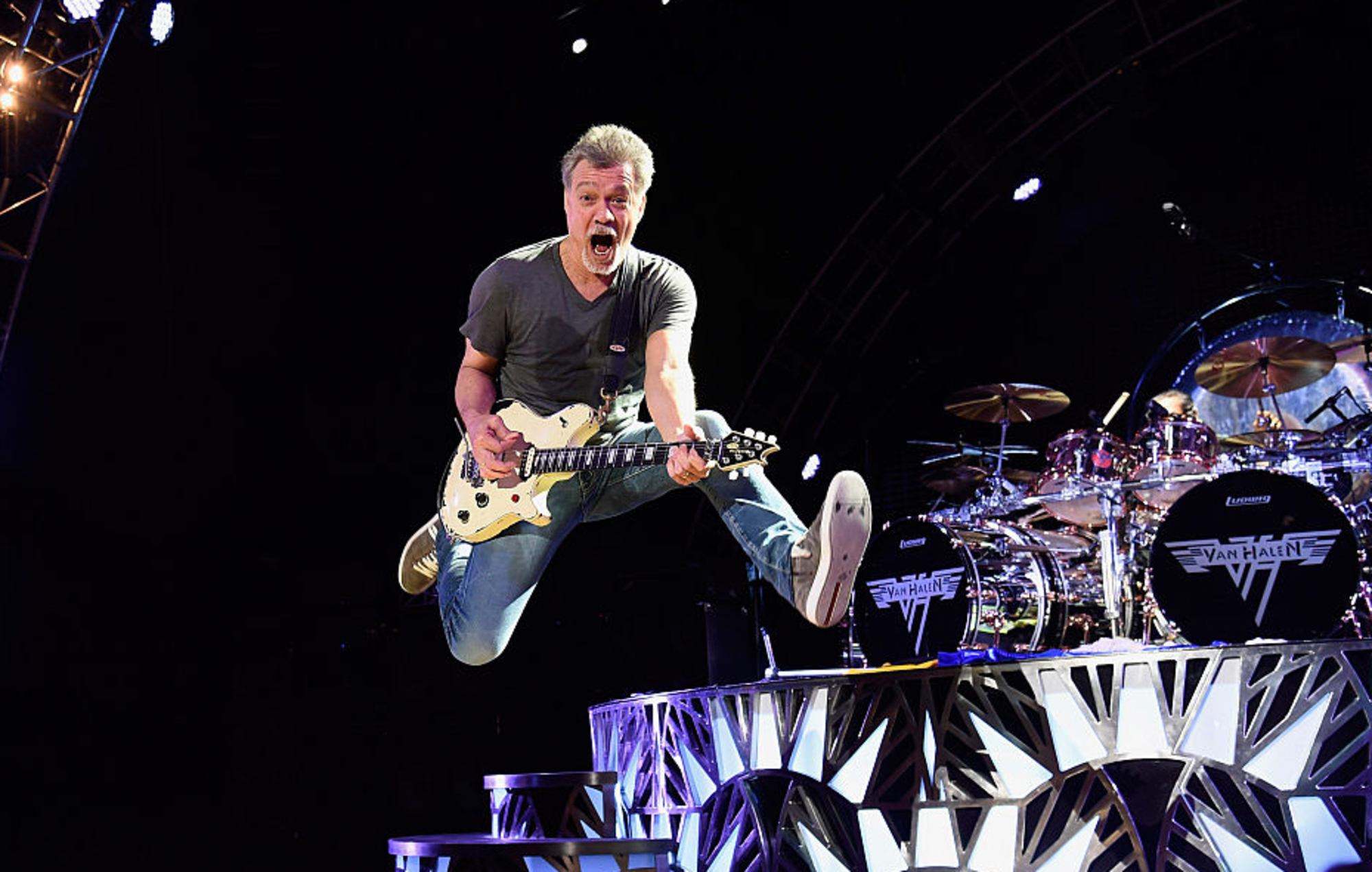 Mira a Eddie Van Halen tocar 'Jump' en el último concierto de Van Halen.